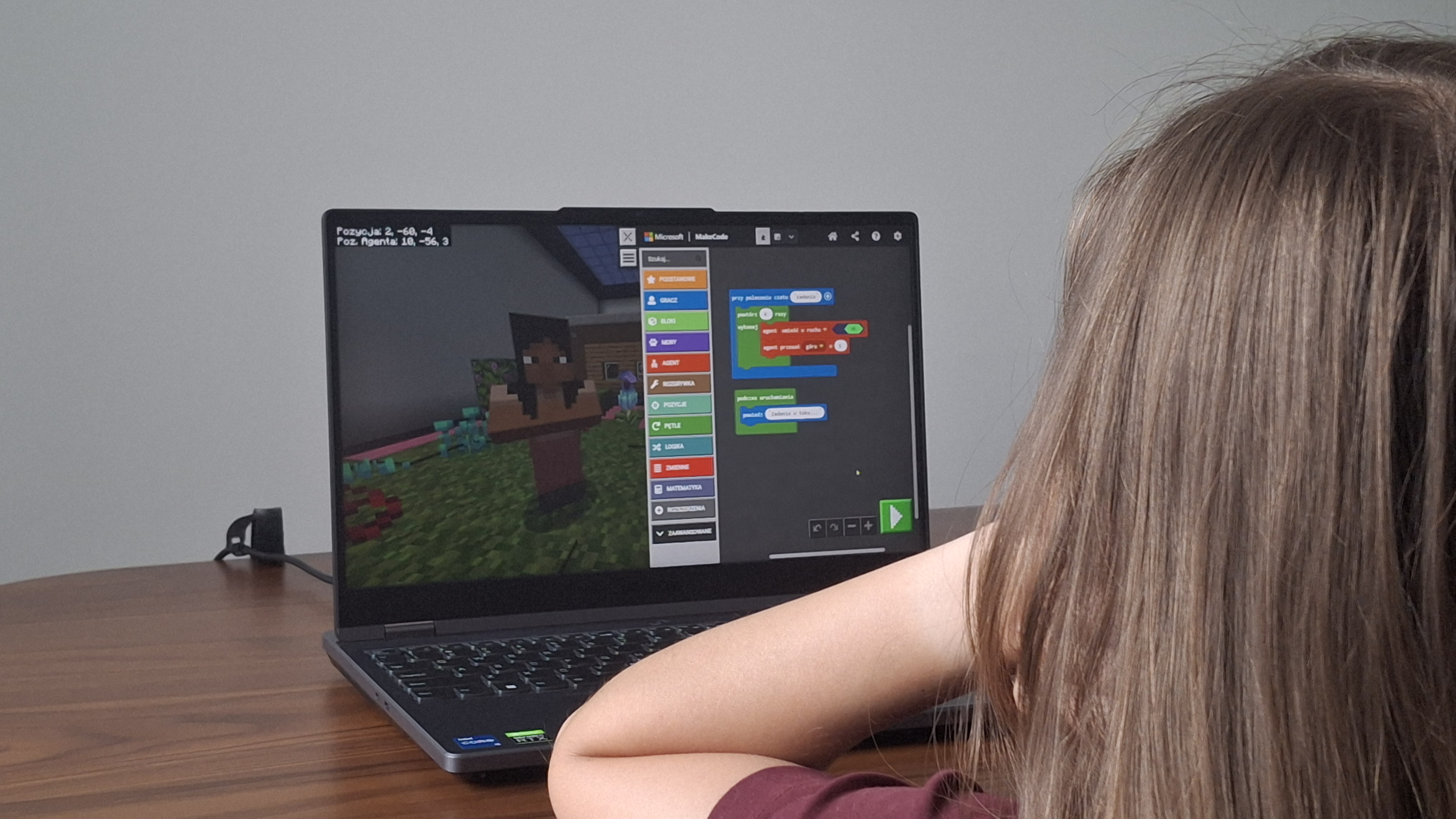 Dziecko programuje w Minecraft za pomocą edytora MakeCode
